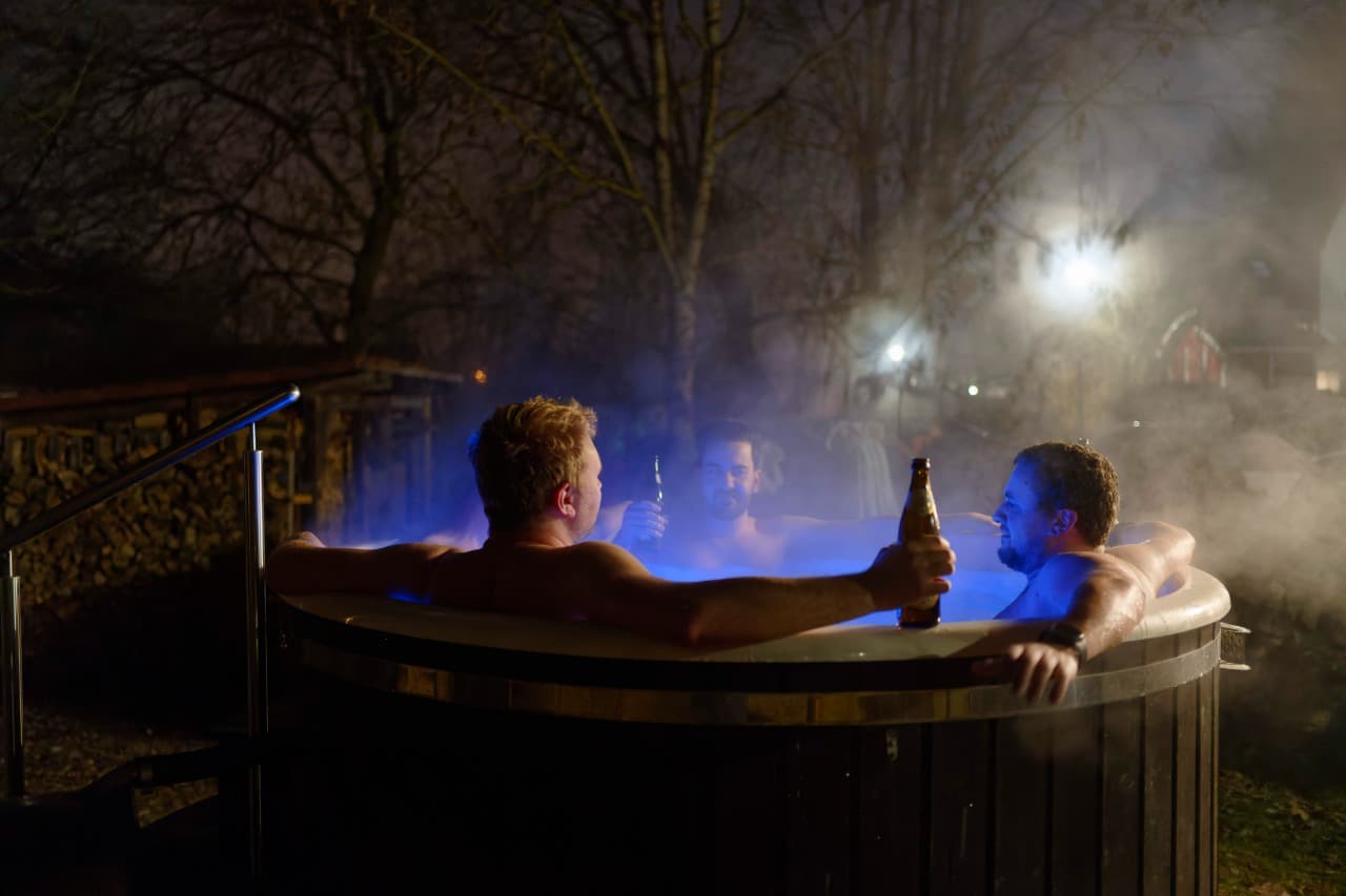 Der Blubberpot bei Nacht, das Wasser dampft und ist blau beleuchtet.